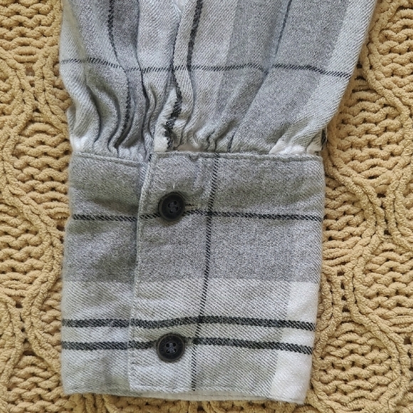 Frye & Co. Black, White, and Grey Flannel Button Down - Size XL - Picture 7 of 10